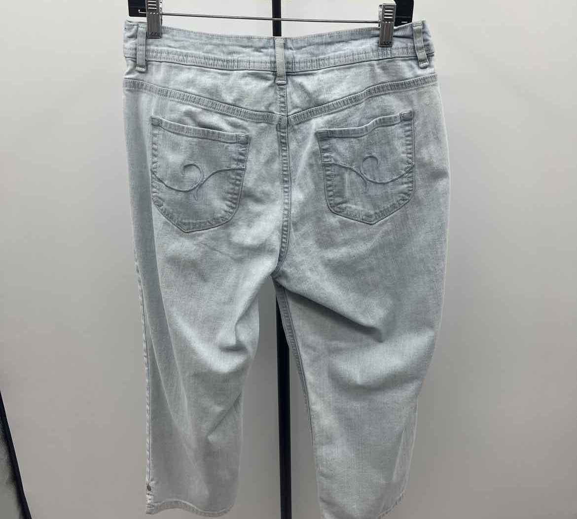 Chico's Women's Size 8 Light Blue Solid Capris