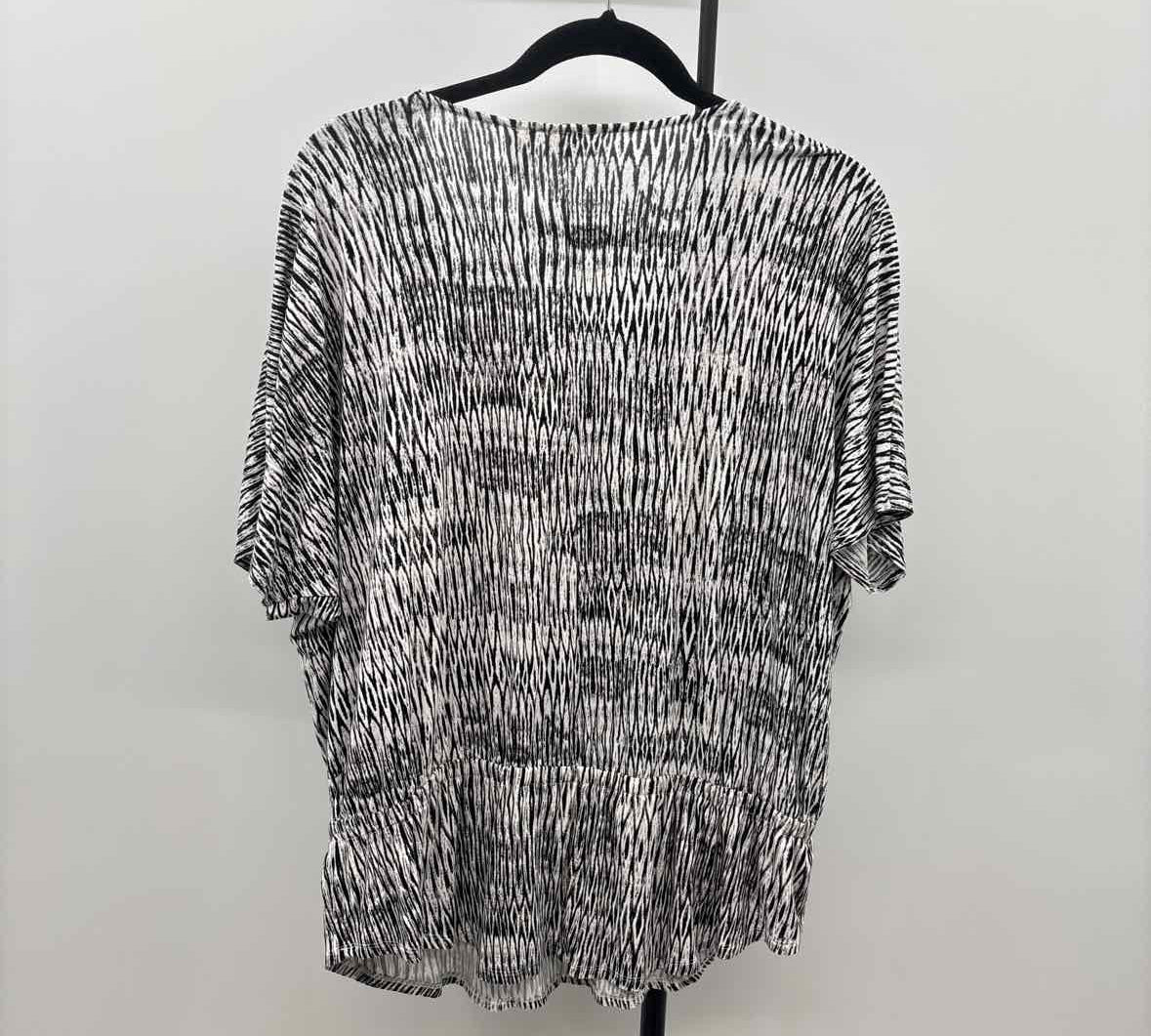 Chico's Women's Size L Black Diamond Short Sleeve Shirt