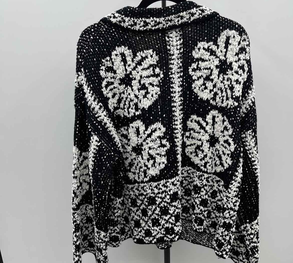 POL Junior's Size M Black Floral Sweater