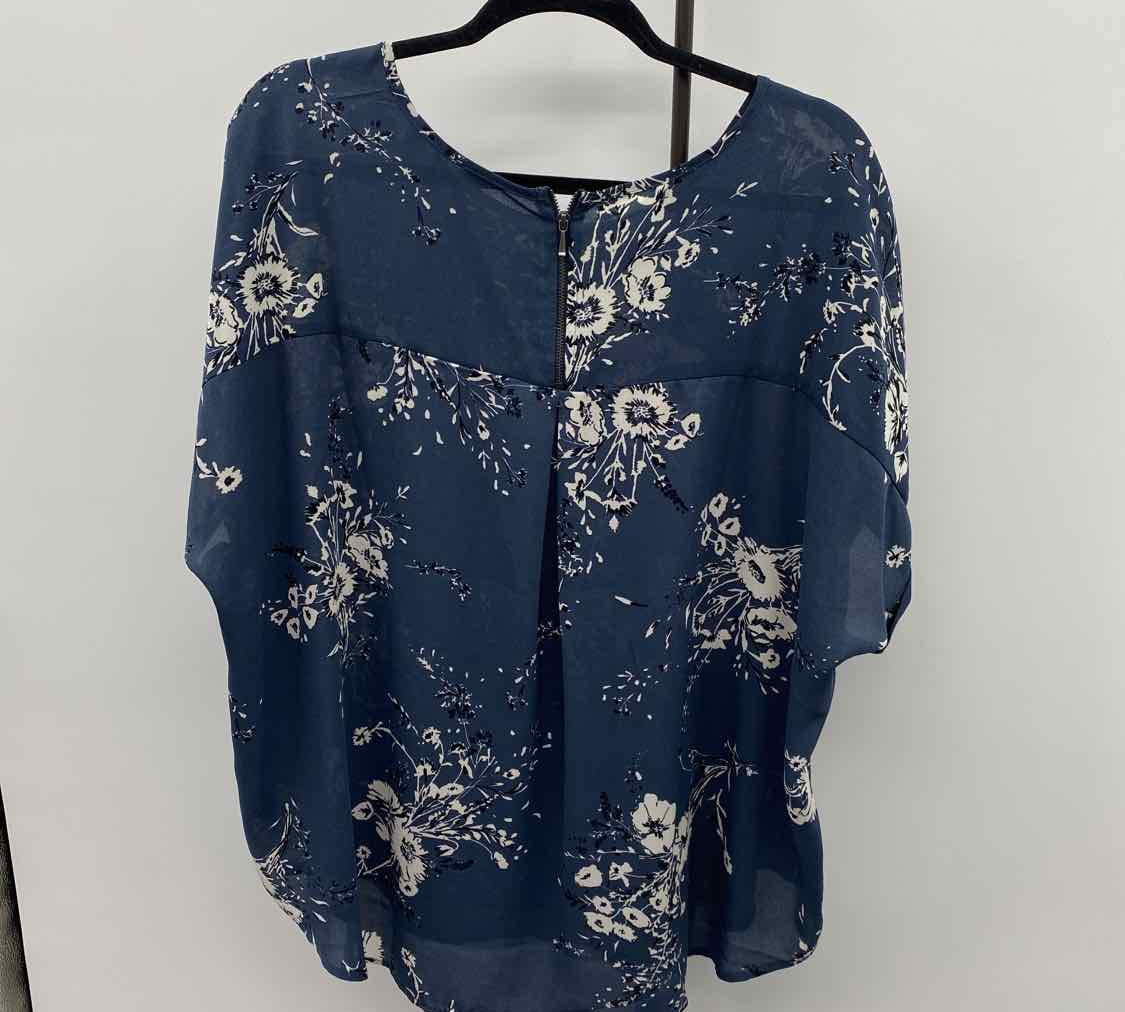 Maurice's Women's Size 2X Blue Floral Short Sleeve Shirt